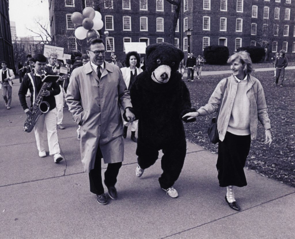 President Howard Swearer and Jan Swearer with mascot