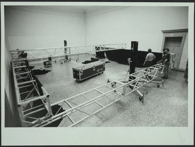 Fotografías de la instalación y la performance de Fernando Birri: Ars Magna Lucis et Umbrae. European Media Art Festival, 1992.