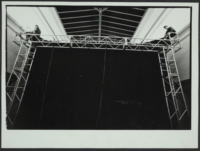 Fotografías de la instalación y la performance de Fernando Birri: Ars Magna Lucis et Umbrae. European Media Art Festival, 1992.