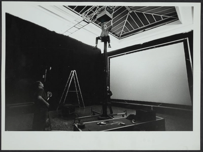 Fotografías de la instalación y la performance de Fernando Birri: Ars Magna Lucis et Umbrae. European Media Art Festival, 1992.