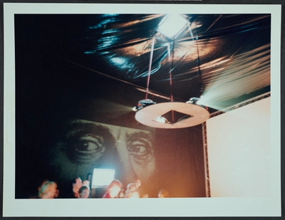 Fotografías de la instalación y la performance de Fernando Birri: Ars Magna Lucis et Umbrae. European Media Art Festival, 1992.