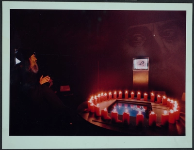 Fotografías de la instalación y la performance de Fernando Birri: Ars Magna Lucis et Umbrae. European Media Art Festival, 1992.