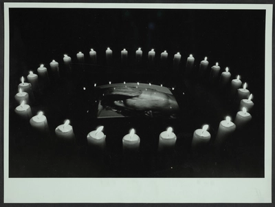 Fotografías de la instalación y la performance de Fernando Birri: Ars Magna Lucis et Umbrae. European Media Art Festival, 1992.