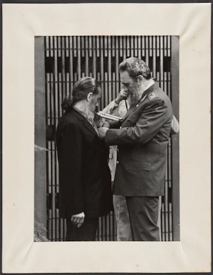 Fernando Birri receiving the order “Félix Varela de Primer Grado” from Fidel Castro.