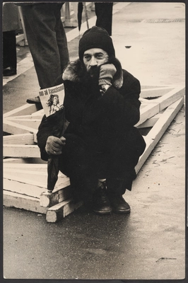 Photo of Fernando Birri holding a sign reading \"No al fascismo\" [No to Fascism]