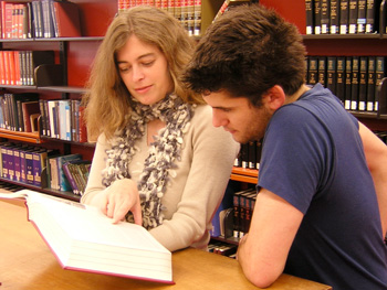 Scholarly Resources Librarian Patricia Figueroa assists student with research